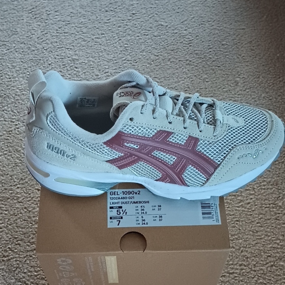 New with Box Asics Gel 1090v2 Size 7
